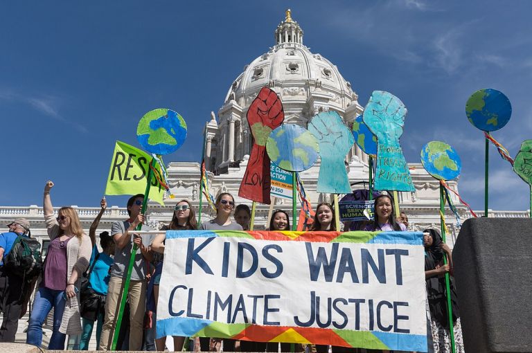 ragazzi manifestano per la climate justice