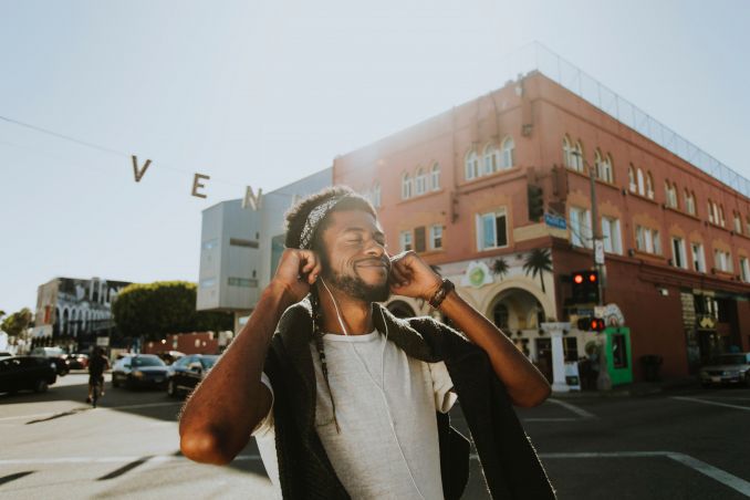 Canzoni sul viaggio - Ragazzo che ascolta la musica