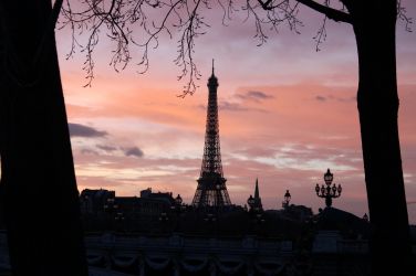 Torre Eiffel con cielo rosa